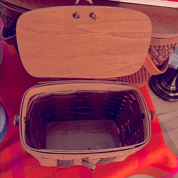 Handcrafted Longaberger Handwoven Brown Basket, with Plastic Insert, Dated 1991 - Picture 3 of 6
